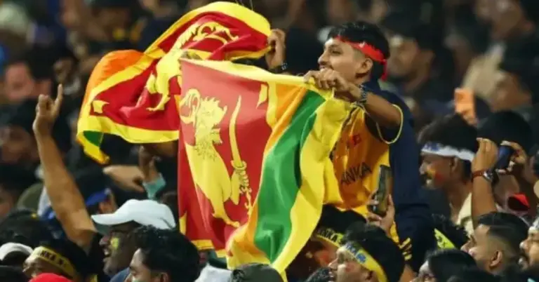 স্টেডিয়ামে ক্রিকেট খেলা দেখছে দর্শকরা